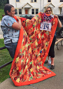 A very special summer reunion: She showed me the duvet her daughter received as well as her dossard!